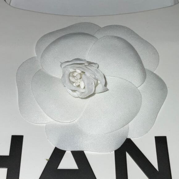 Chanel White Medium Gift bag with Organza Camellia flower - Picture 3 of 13